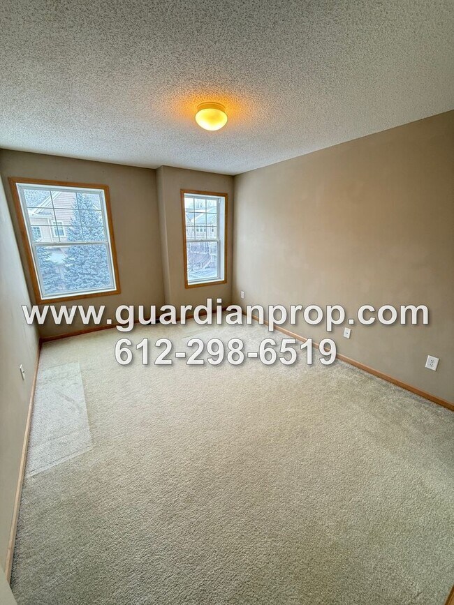 Building Photo - Townhouse in The Lakes of Blaine Available Now, Large Open Floor Plan, Lower Office, Large Balcony