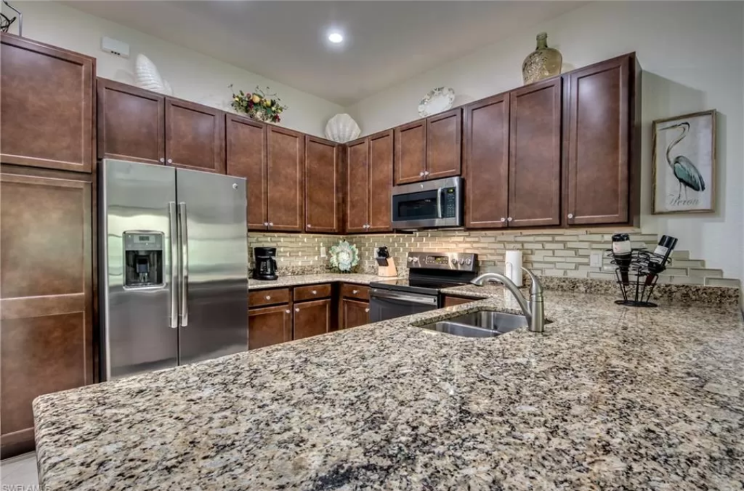 Large kitchen island - 11899 Five Waters Cir