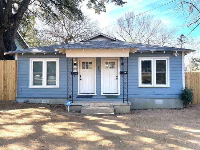 Building Photo - 807 E Riverside Dr