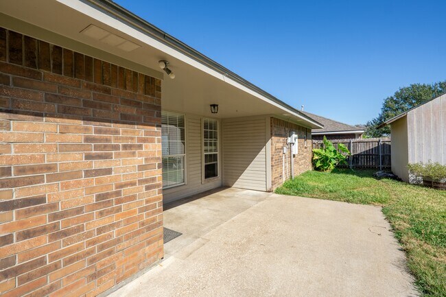 Building Photo - 1520 Strasburg Cir