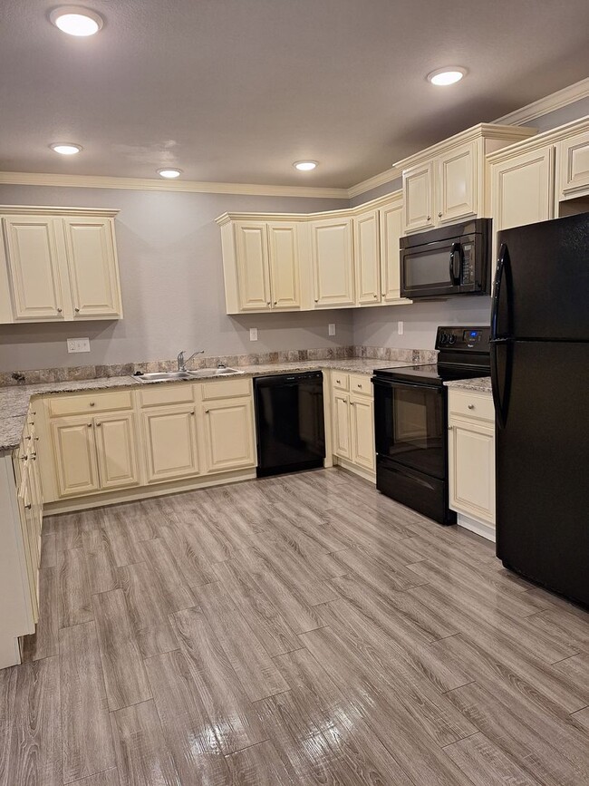 Building Photo - 3 bedroom Duplex