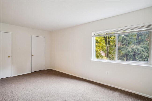 Building Photo - Spacious & Updated 2BD/1BA - All Utilities...