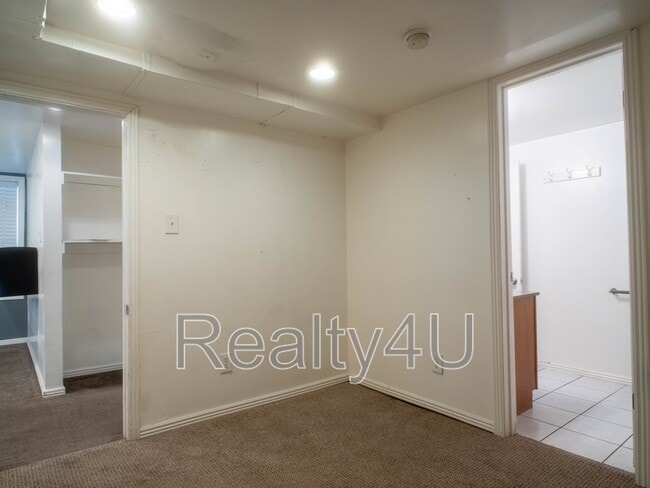 Building Photo - 382 400 S