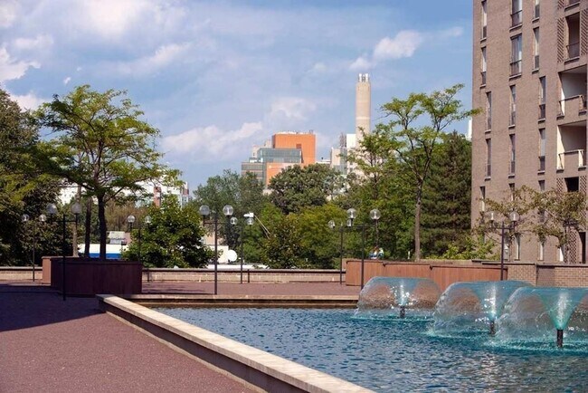 Building Photo - 99 Pond Ave