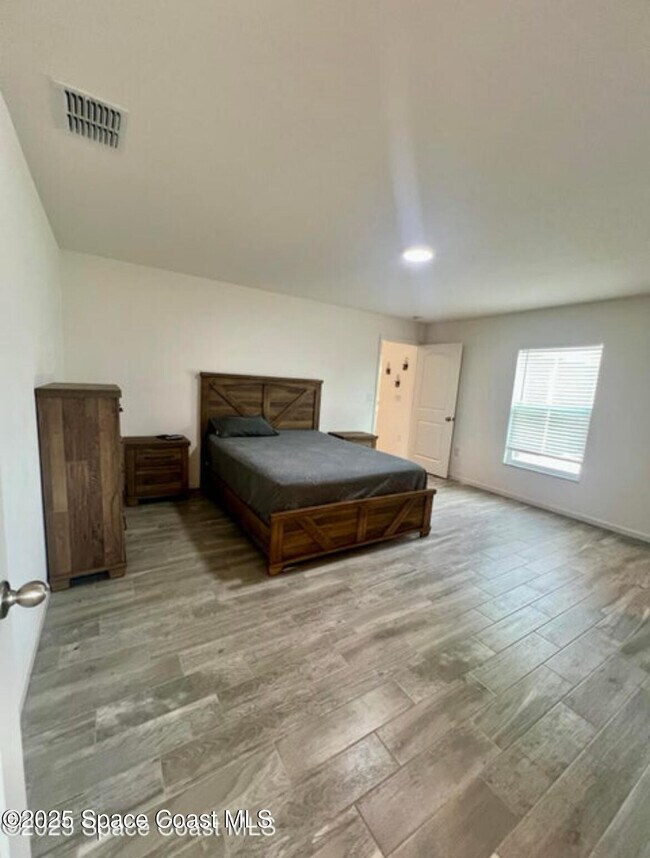 Building Photo - 499 Oakleaf St SW