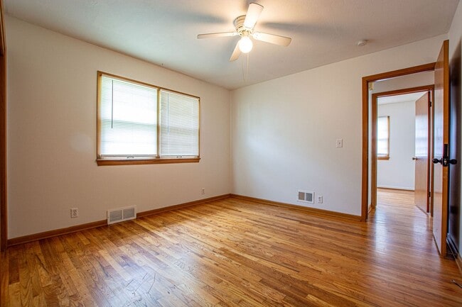 Building Photo - 2 Bedroom / 1 Bath Duplex with Private Basement and Washer/Dryer!