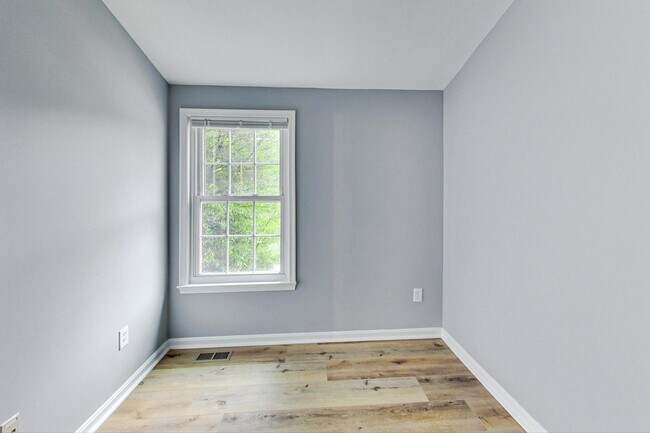 Building Photo - Beautifully maintained end unit Townhouse located in Stonebridge subdivision!