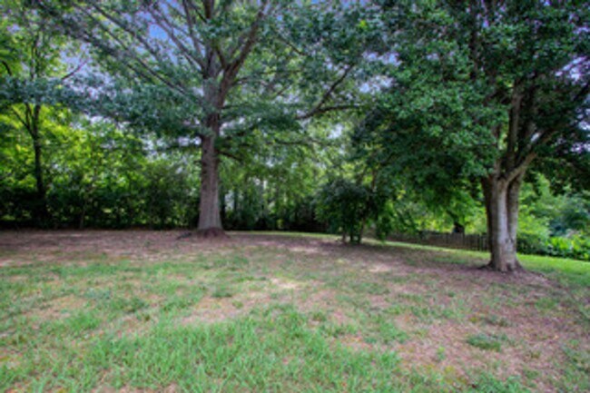 Building Photo - Knoxville 37934 - Split-level Home with 4 Bedrooms, 2 Baths & a 2-car garage. Call Lisa Vineyard ...