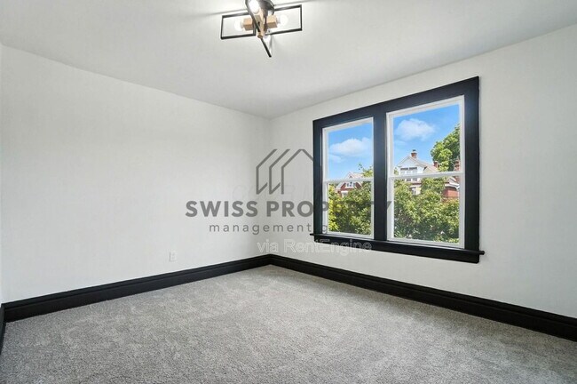 Building Photo - 889 E Livingston Ave