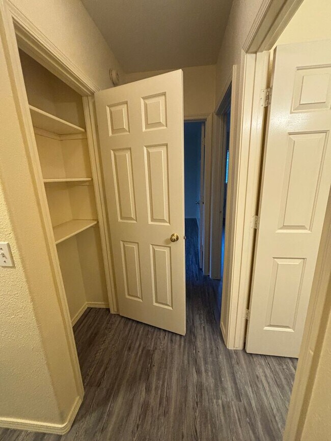 Building Photo - 726-728 E Spokane Ave