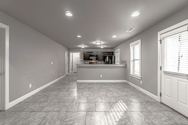 Building Photo - Perfect Bentonville Home!