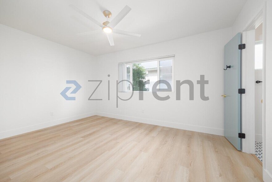 Building Photo - Unit