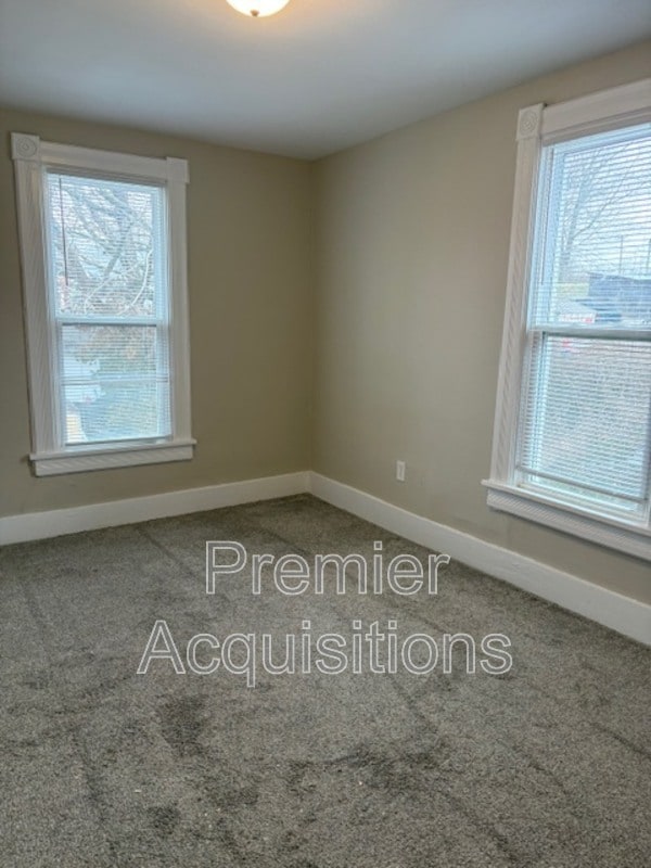 Building Photo - 404 E 8th St