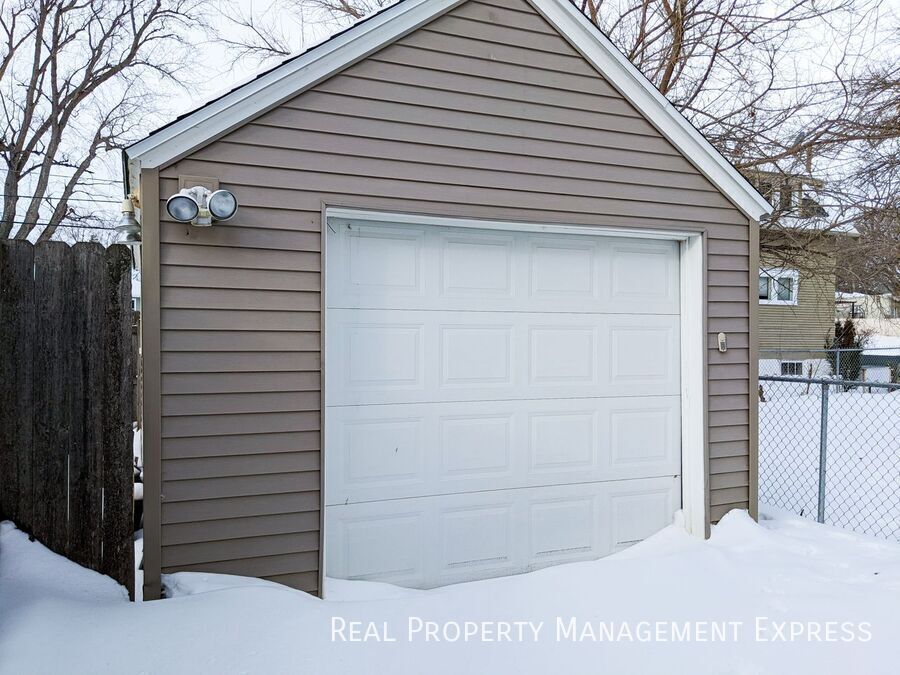Building Photo - 3 Bed House w/ Fenced-In Yard