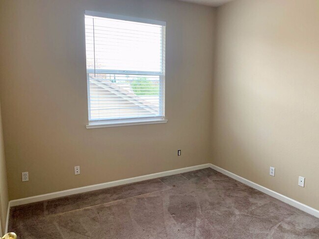 Building Photo - Beautiful Brentwood home with bed and full bath downstairs