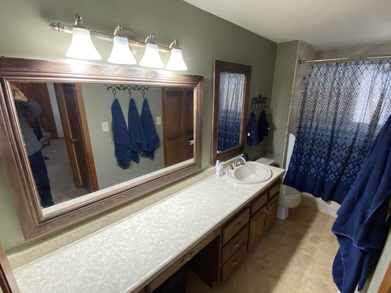 DS Bath - 15175 E Coachman Dr