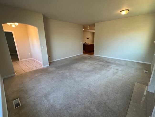 Building Photo - Great location with lots of amenities! 4 b...