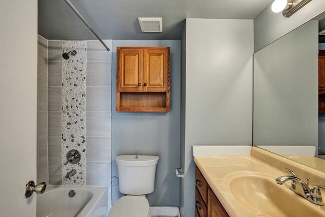 Building Photo - Townhouse with 2 Beds, 2.5 Baths, In-Unit Washer/Dryer
