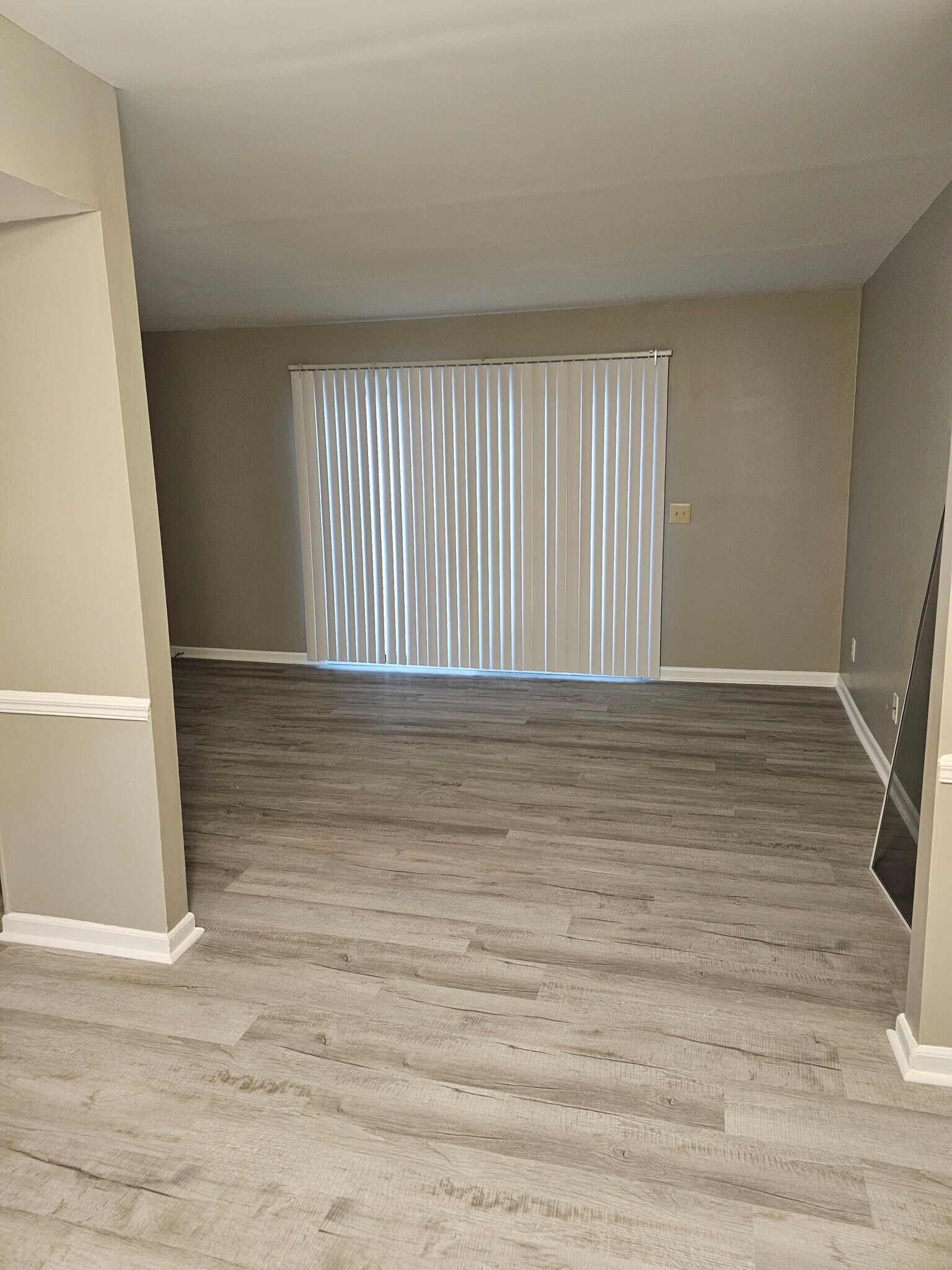 Living/ Dinning room - 732 Coventry Ln