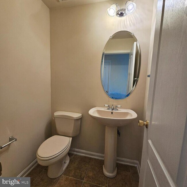 Building Photo - 725 Chevington Ct