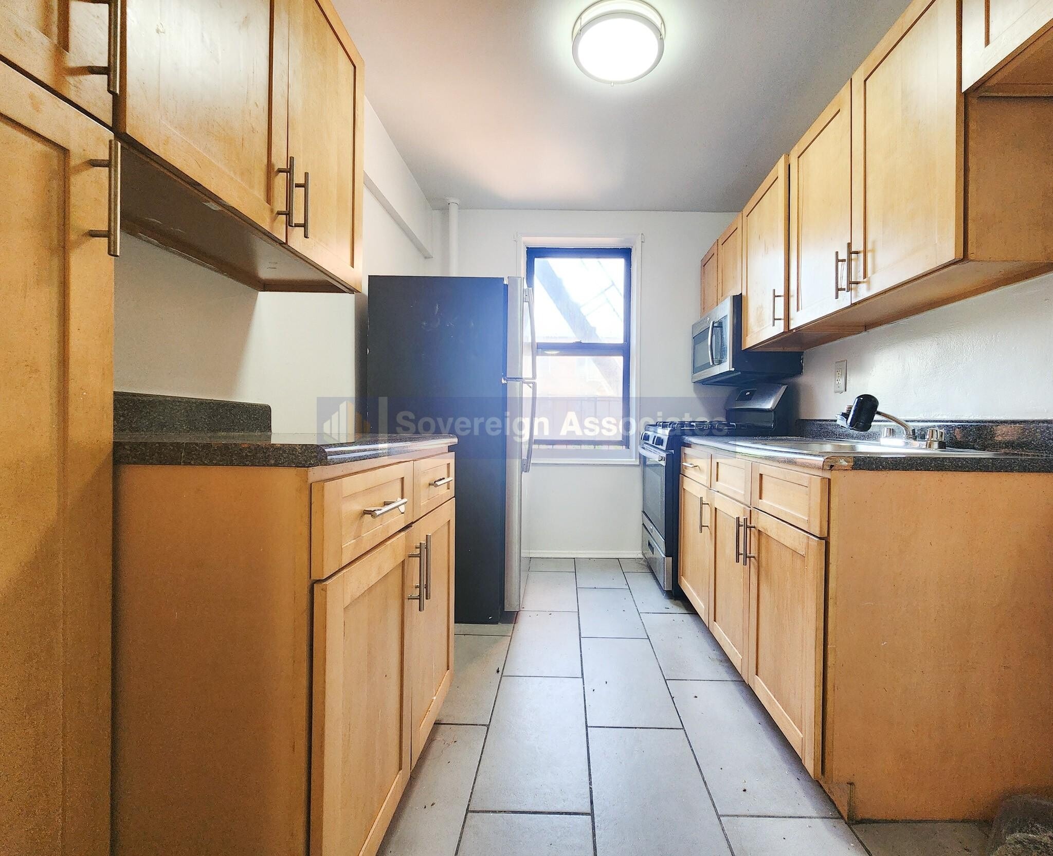 Building Photo - 525-527-527 Riverdale Ave