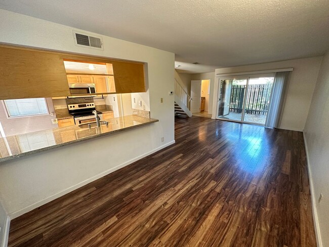 Building Photo - 2 Bed 1.5 Bath Condo In Concord, Roundtree...