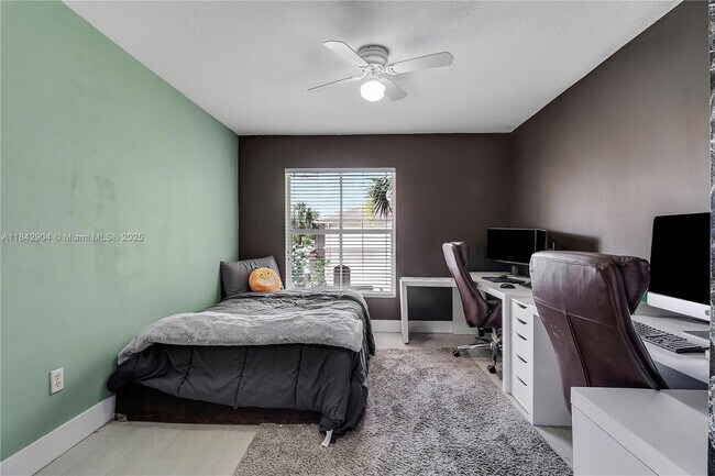 Building Photo - 6047 Seminole Gardens Cir