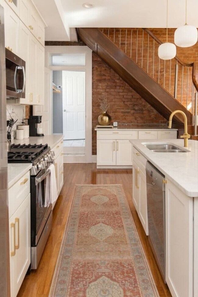 Building Photo - 152 E McMicken Ave