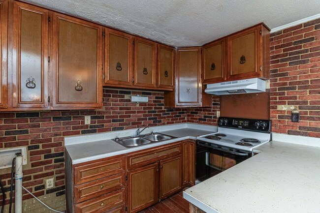 Building Photo - Brick Home For Rent in Goldsboro! 3 Bedroo...