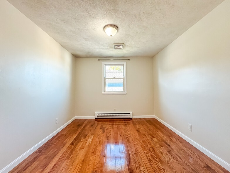 Building Photo - 74 Dunboy St