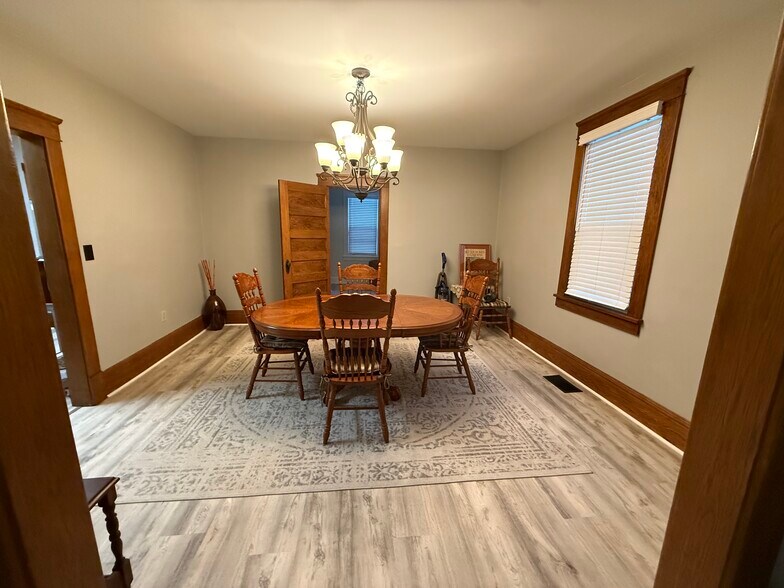 Building Photo - 852 Aetna St