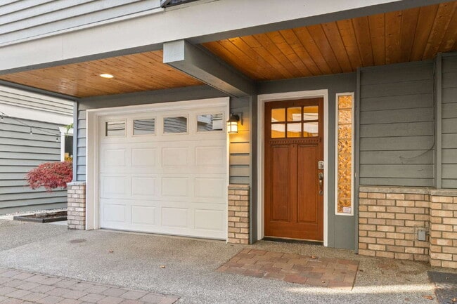 Building Photo - Stunning Capitol Hill Townhome in Prime Seattle Location – 3BR / 3BA Available June 7