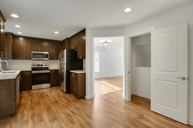 Building Photo - Modern Luxury: Spacious 3-Bedroom Home Near JBLM