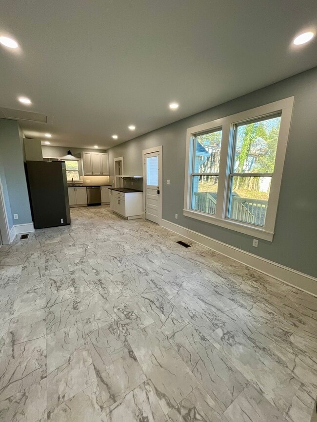 Building Photo - 46 N Thomason St