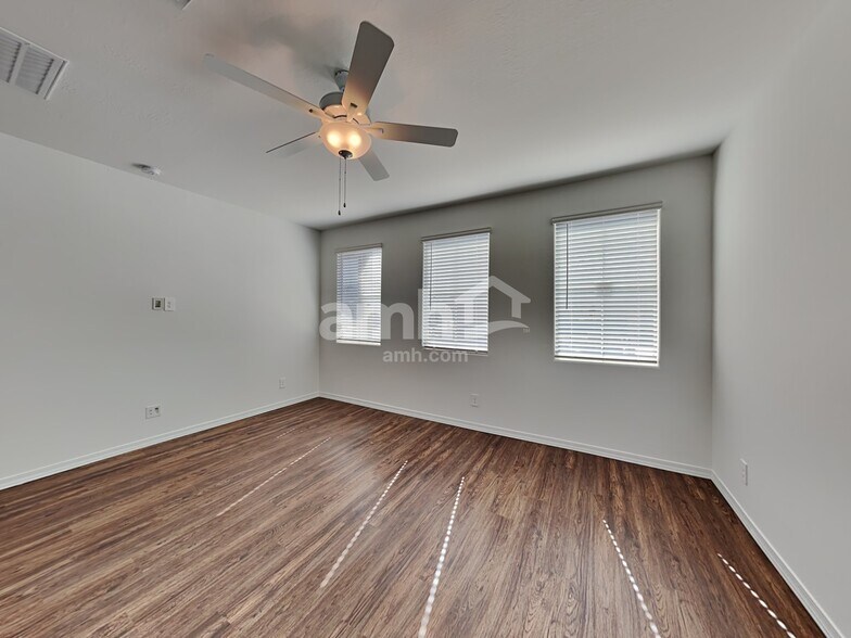 Building Photo - 15074 W Sherman St