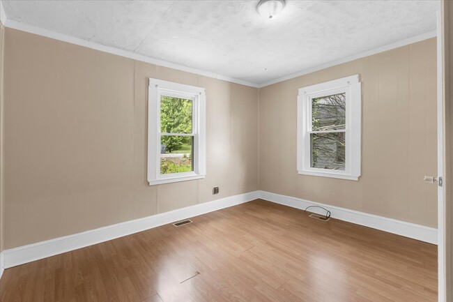 Building Photo - 530 Lakeview St