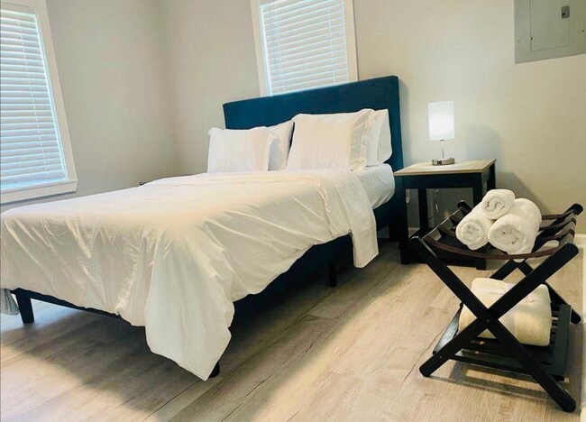 Building Photo - 609 Lakeshore Dr