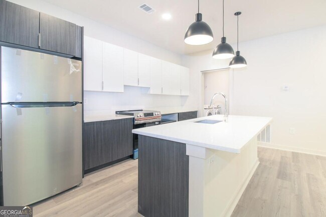 Building Photo - 260 Martha Dr