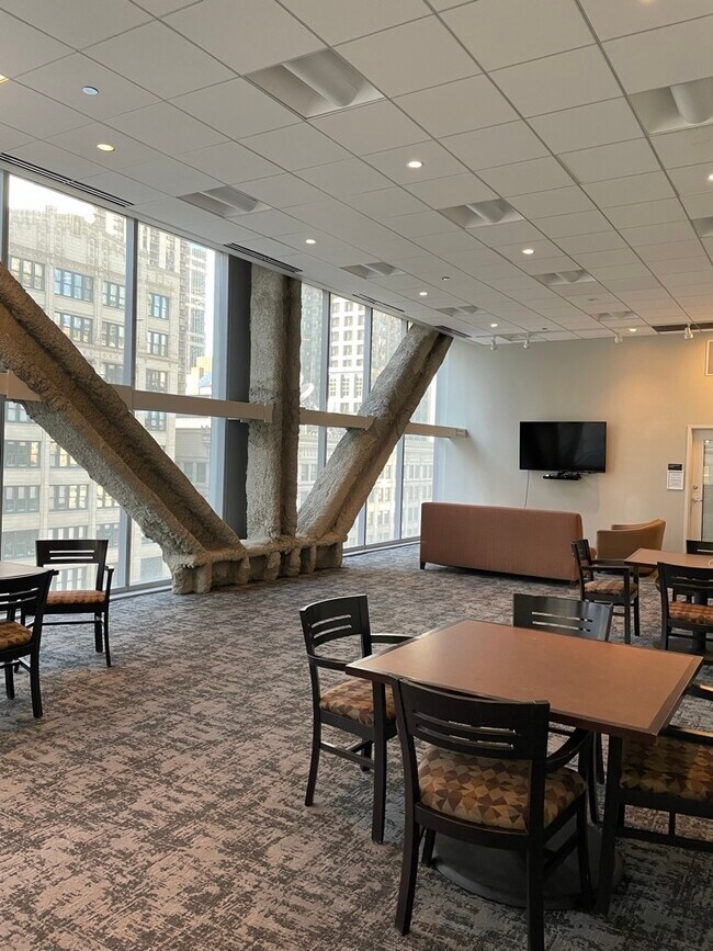 Building Photo - 8 E Randolph St