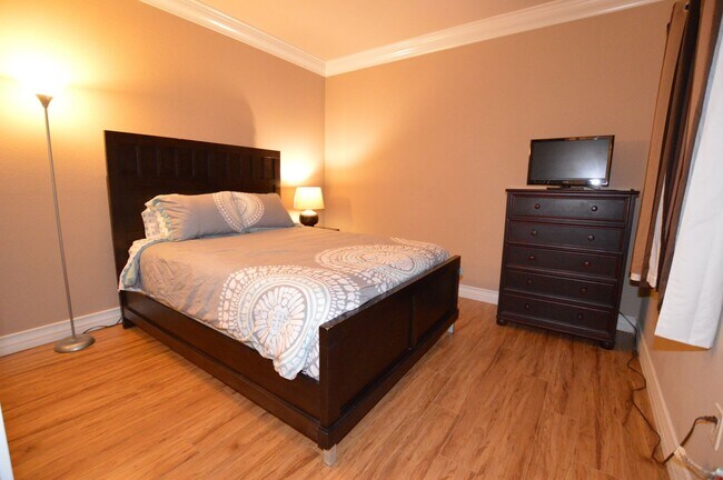Building Photo - Meridian Furnished 2 Bed | 2 Bath Condo wi...