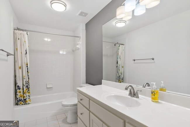 Building Photo - 5170 Deerlake Dr