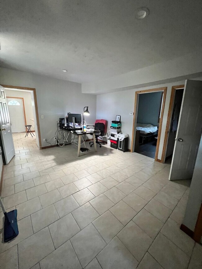 Building Photo - 709