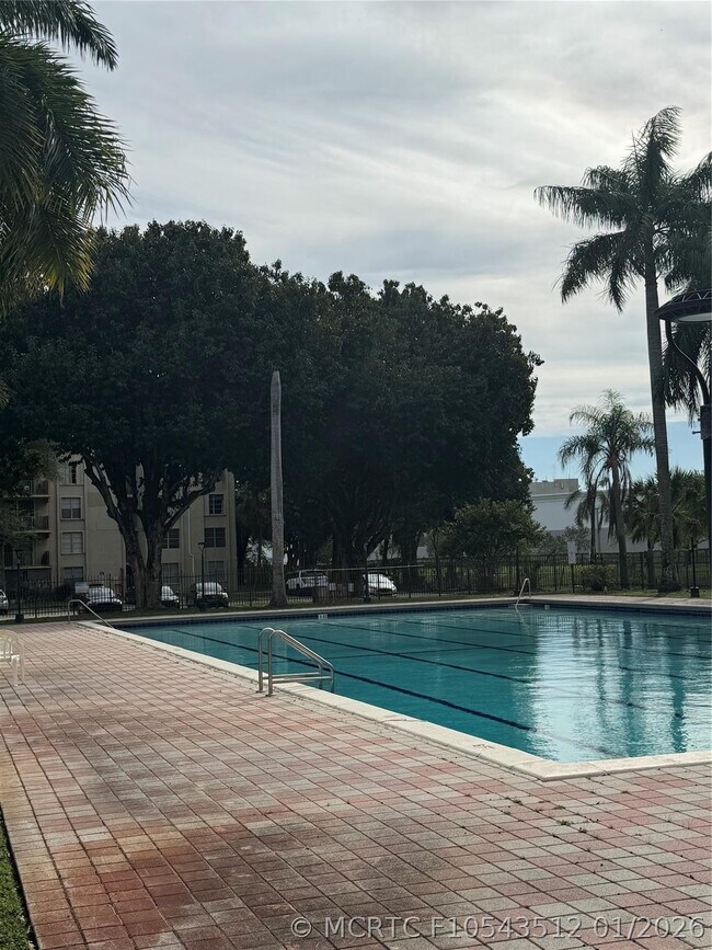 Building Photo - 9300 Fontainebleau Blvd