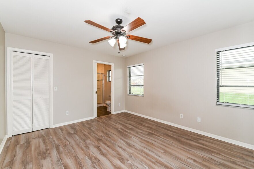 Building Photo - 2529 SW 15th Pl