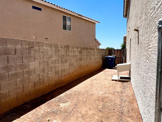 Building Photo - 1631 N Garrett Dr