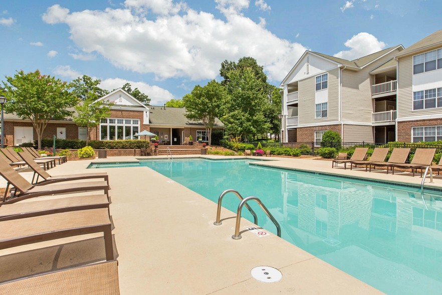 Swimming Pool with Cabana - The Grayson Apartment Homes