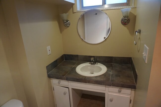 Building Photo - Bountiful 3 Bedroom 2 Bath Home