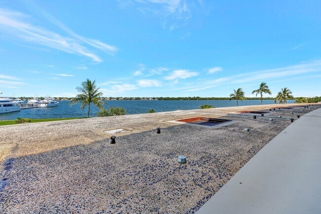 Building Photo - 134 Lakeshore Dr