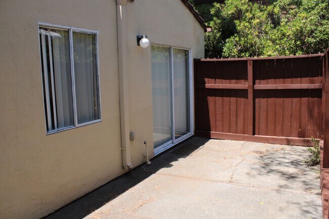 Building Photo - Bright 2 Bedroom, 2 Bathroom Condo, W/ Gar...