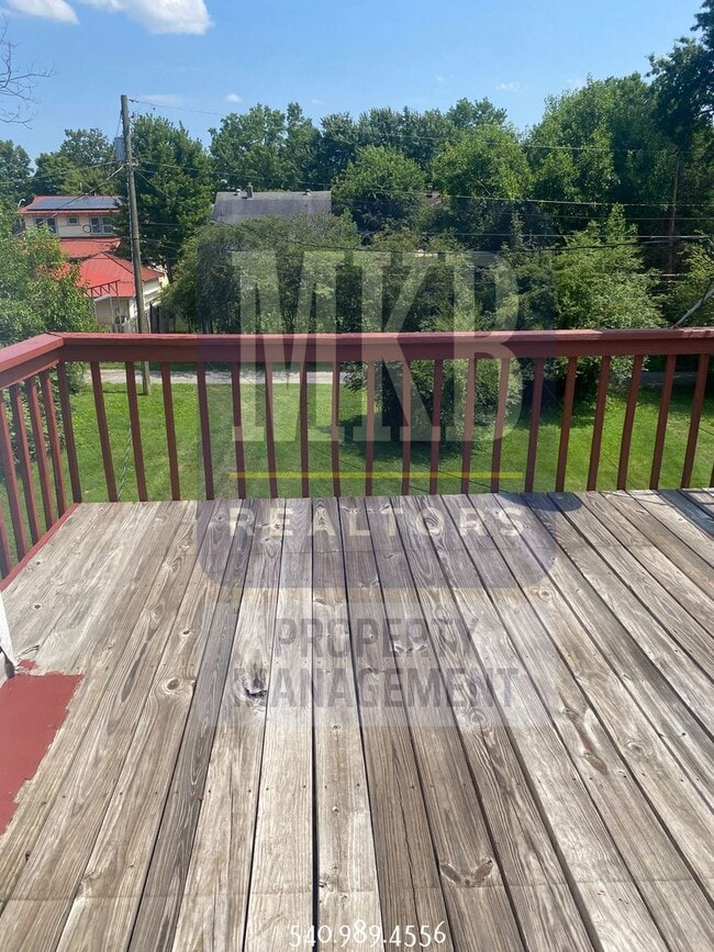 Building Photo - 2 Bedroom 1 Bath Duplex in Grandin/Raleigh...